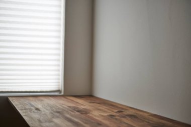 Evde bir ofis kurulumunun fotoğrafı.