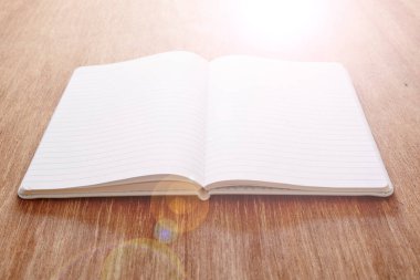 Beyaz bir defterin stüdyo fotoğrafı.