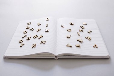 Beyaz bir defterin stüdyo fotoğrafı.