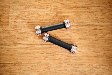 Evdeki spor salonunun kavramsal fotoğrafı.