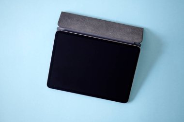 Kapağı olan bir ipad 'in stüdyo fotoğrafı.