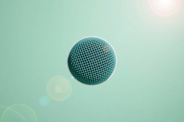 Bir mikrofonun stüdyo fotoğrafı.