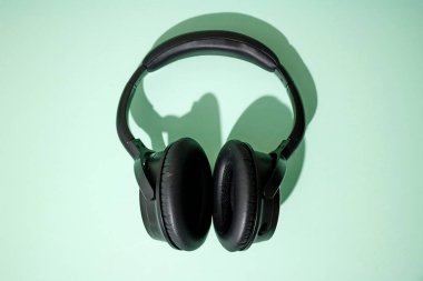 Siyah kulaklıkların stüdyo fotoğrafı.