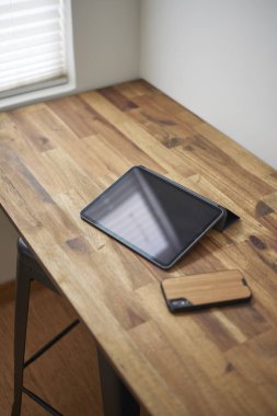 Kapağı olan bir ipad 'in stüdyo fotoğrafı.