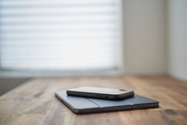 Kapağı olan bir ipad 'in stüdyo fotoğrafı.