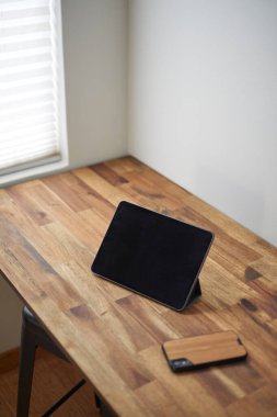 Kapağı olan bir ipad 'in stüdyo fotoğrafı.