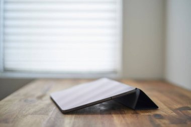 Kapağı olan bir ipad 'in stüdyo fotoğrafı.