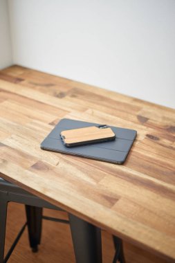 Kapağı olan bir ipad 'in stüdyo fotoğrafı.