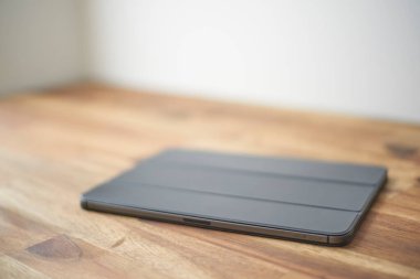 Kapağı olan bir ipad 'in stüdyo fotoğrafı.