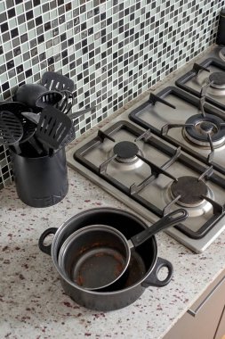 Tencere ve tavaların stüdyo fotoğrafı.