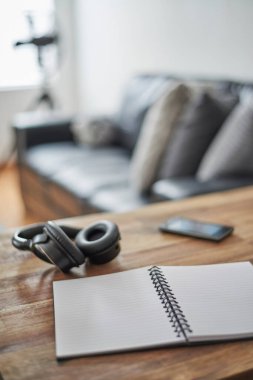 Evde bir ofis kurulumunun fotoğrafı.