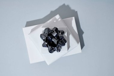 Yılbaşı hediyesinin stüdyo fotoğrafı.