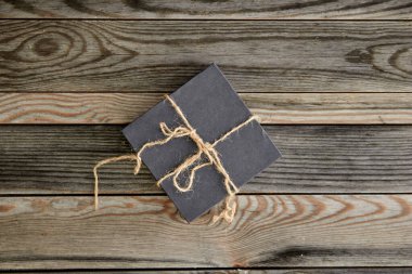 Yılbaşı hediyesinin stüdyo fotoğrafı.