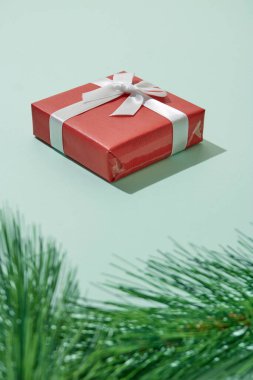 Yılbaşı hediyesinin stüdyo fotoğrafı.