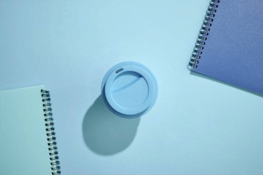 Yeniden kullanılabilir kahve fincanının stüdyo fotoğrafı.