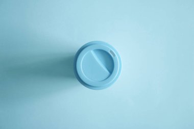 Yeniden kullanılabilir kahve fincanının stüdyo fotoğrafı.