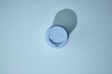 Yeniden kullanılabilir kahve fincanının stüdyo fotoğrafı.