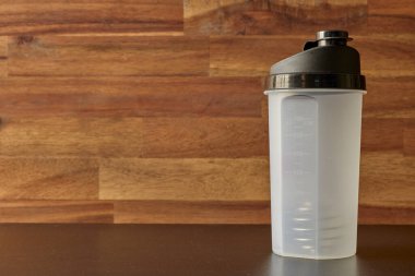 İş yerinde bir protein içeceğinin stüdyo fotoğrafı.