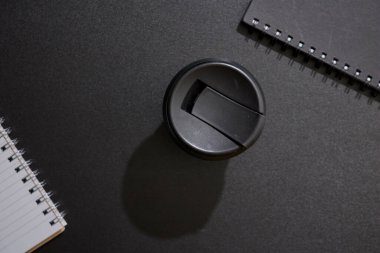 Yeniden kullanılabilir kahve fincanının stüdyo fotoğrafı.