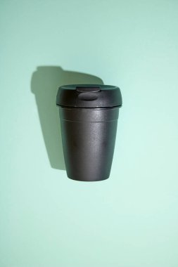 Yeniden kullanılabilir kahve fincanının stüdyo fotoğrafı.