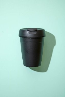 Yeniden kullanılabilir kahve fincanının stüdyo fotoğrafı.