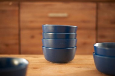 Evdeki çanak çömleğin stüdyo fotoğrafı.