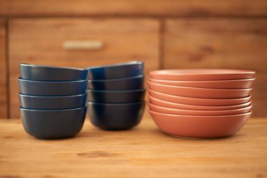 Evdeki çanak çömleğin stüdyo fotoğrafı.