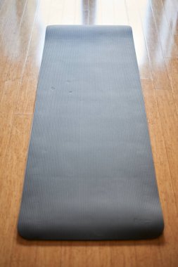 Siyah yoga minderinin stüdyo fotoğrafı.