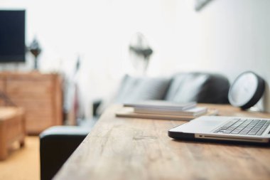 Evde bir ofis kurulumunun fotoğrafı.