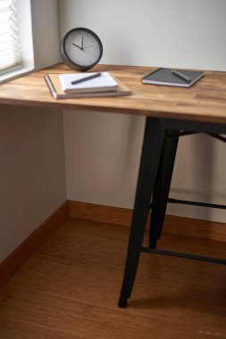 Evde bir ofis kurulumunun fotoğrafı.