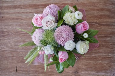 Hediye çiçeklerinin stüdyo fotoğrafı.