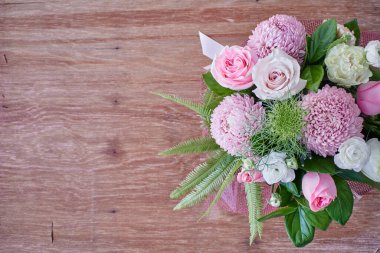 Hediye çiçeklerinin stüdyo fotoğrafı.