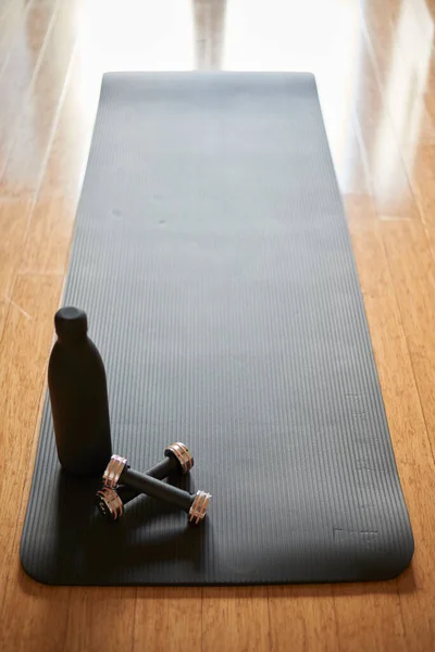 Una Foto Estudio Una Esterilla Yoga Negra — Foto de Stock
