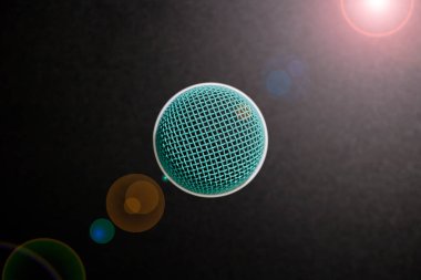 Bir mikrofonun stüdyo fotoğrafı.