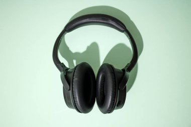 Siyah kulaklıkların stüdyo fotoğrafı.