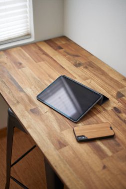 Kapağı olan bir ipad 'in stüdyo fotoğrafı.