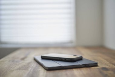 Kapağı olan bir ipad 'in stüdyo fotoğrafı.