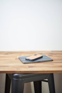 Kapağı olan bir ipad 'in stüdyo fotoğrafı.