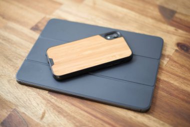 Kapağı olan bir ipad 'in stüdyo fotoğrafı.