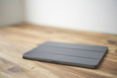 Kapağı olan bir ipad 'in stüdyo fotoğrafı.