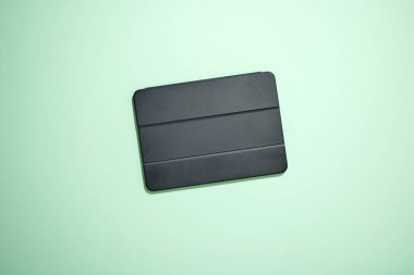 Kapağı olan bir ipad 'in stüdyo fotoğrafı.