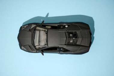 Lüks bir spor arabanın stüdyo fotoğrafı.