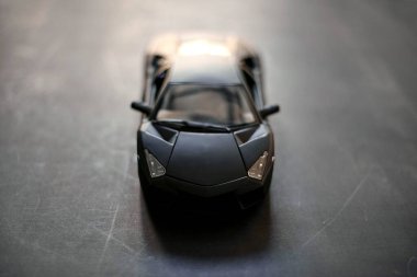 Lüks bir spor arabanın stüdyo fotoğrafı.