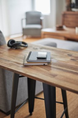 Evde bir ofis kurulumunun fotoğrafı.