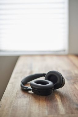 Siyah kulaklıkların stüdyo fotoğrafı.