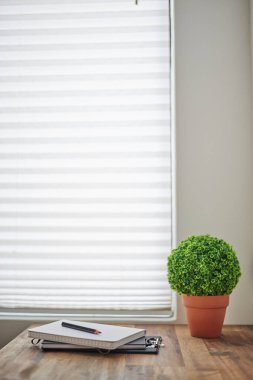 Evde bir ofis kurulumunun fotoğrafı.
