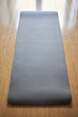 Siyah yoga minderinin stüdyo fotoğrafı.