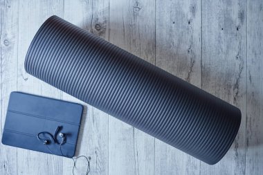 Siyah yoga minderinin stüdyo fotoğrafı.