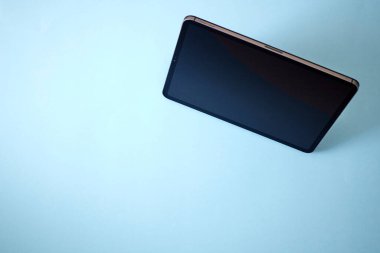 Kapağı olan bir ipad 'in stüdyo fotoğrafı.