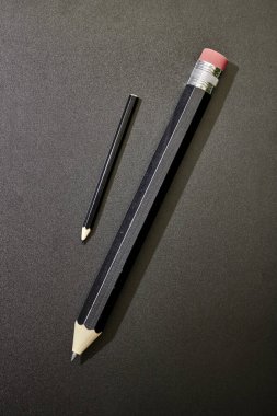 Ekstra büyük tahta bir kalemin stüdyo fotoğrafı.